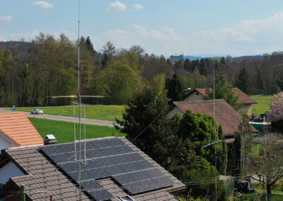 Schrägdach mit Solarpanels