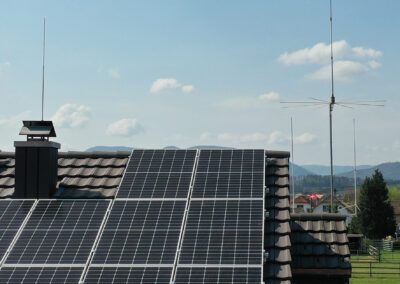 Schrägdach mit Solarpanels, Detailausschnitt