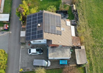 Haus aus Vogelperspektive mit Schrägdach und Solarpanels