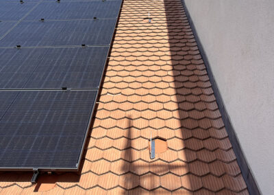 Solarpanels auf Schrägdach mit orangen Ziegeln