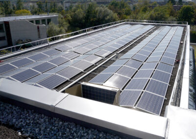 Solarpanels auf Flachdach im Sonnenschein, installiert von Soleis AG