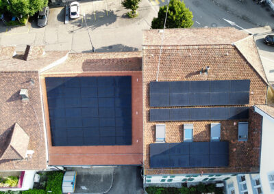 Dach mit Solarpanels aus Vogelperspektive