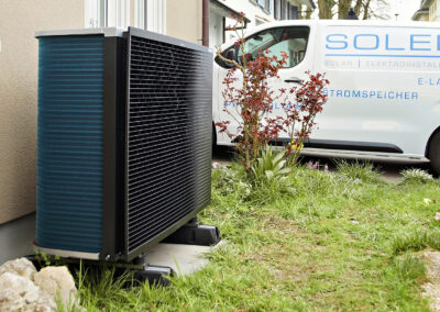 Wärmepumpe aussen vor einem Haus