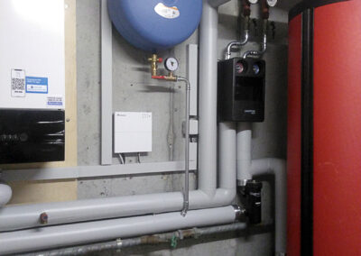 rote Wärmepumpe in Keller